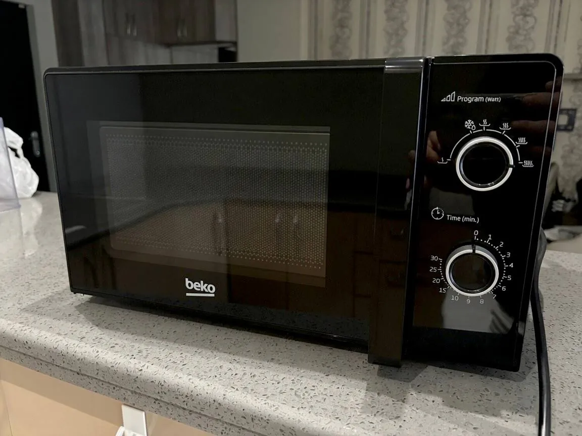 Стол, микроволновка Beko и этажерка 6