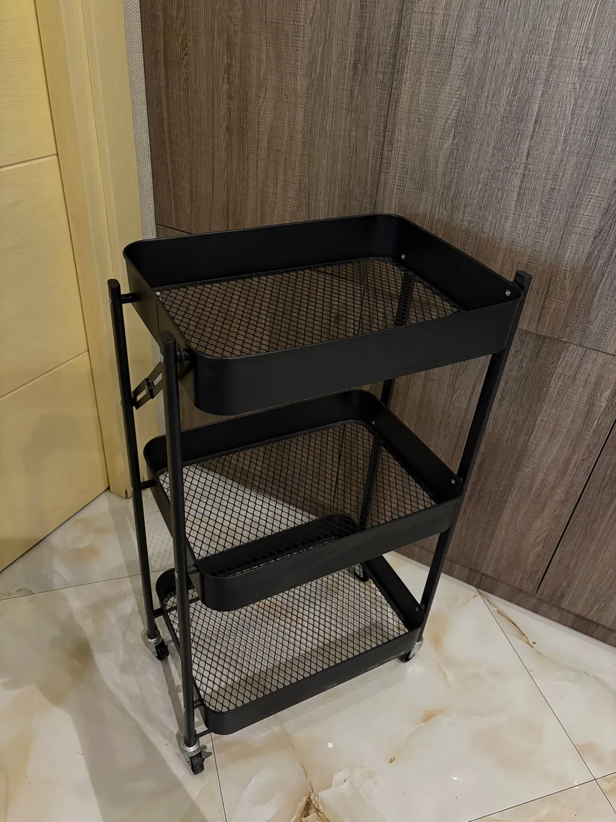 Стол, микроволновка Beko и этажерка 2