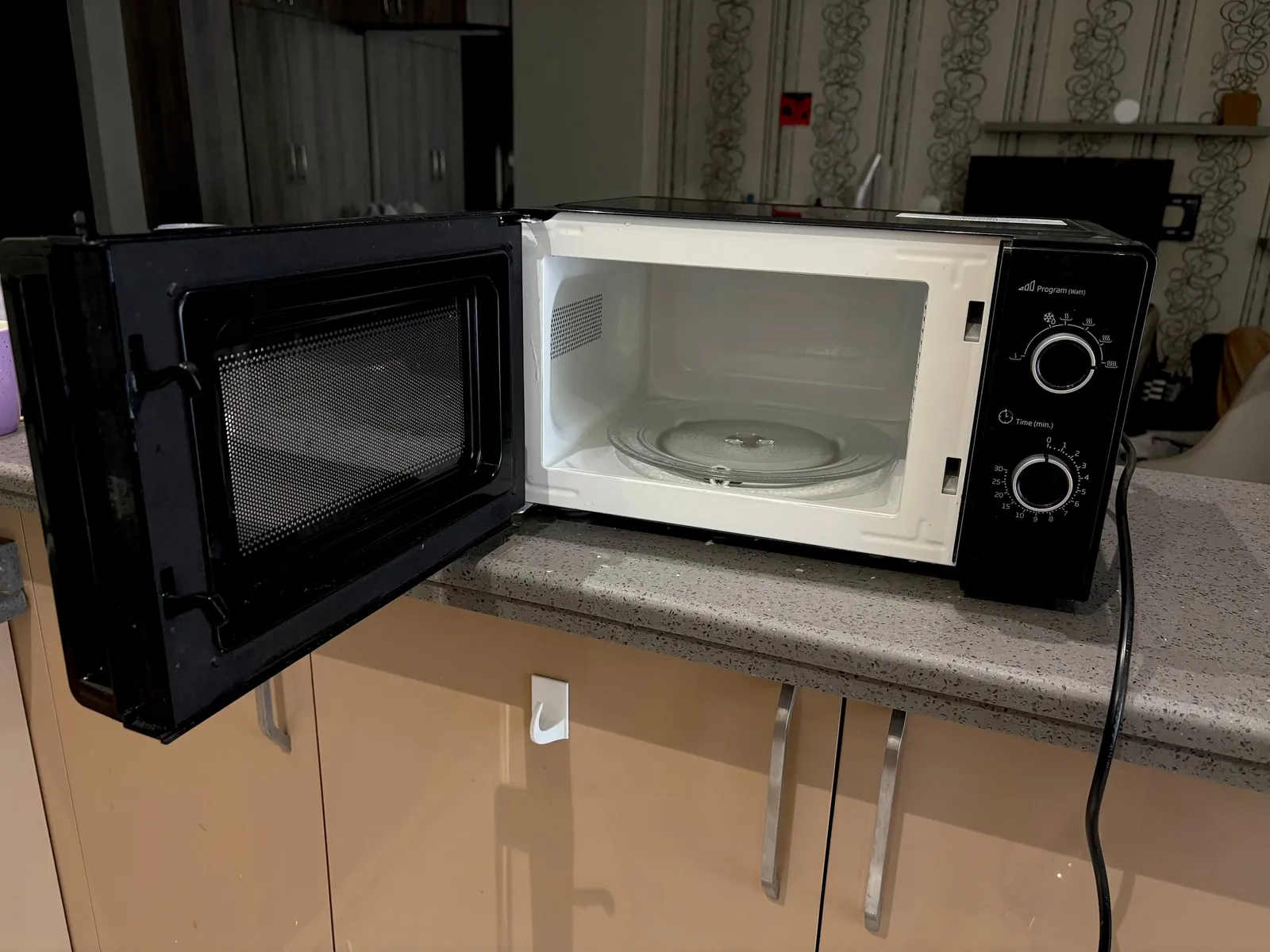 Стол, микроволновка Beko и этажерка 5