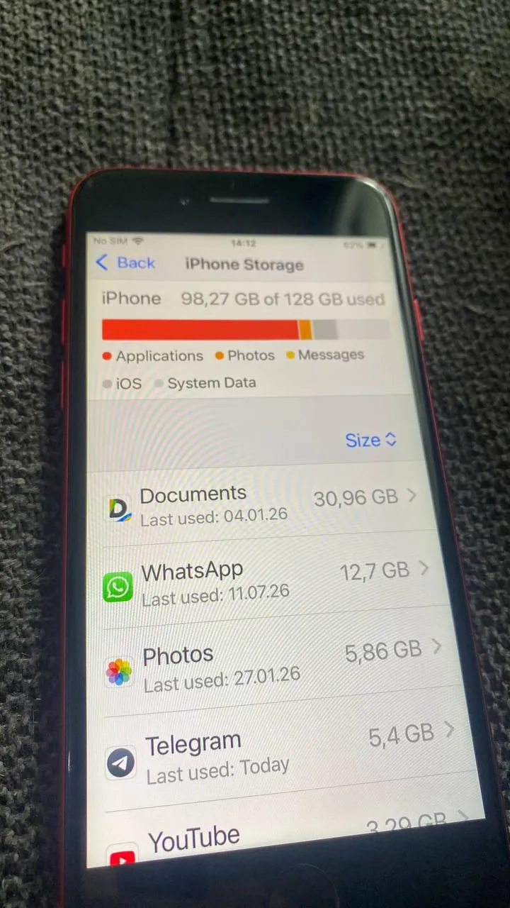 iPhone SE красный 128GB 4