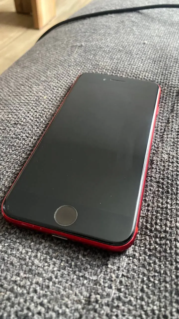 iPhone SE красный 128GB 1