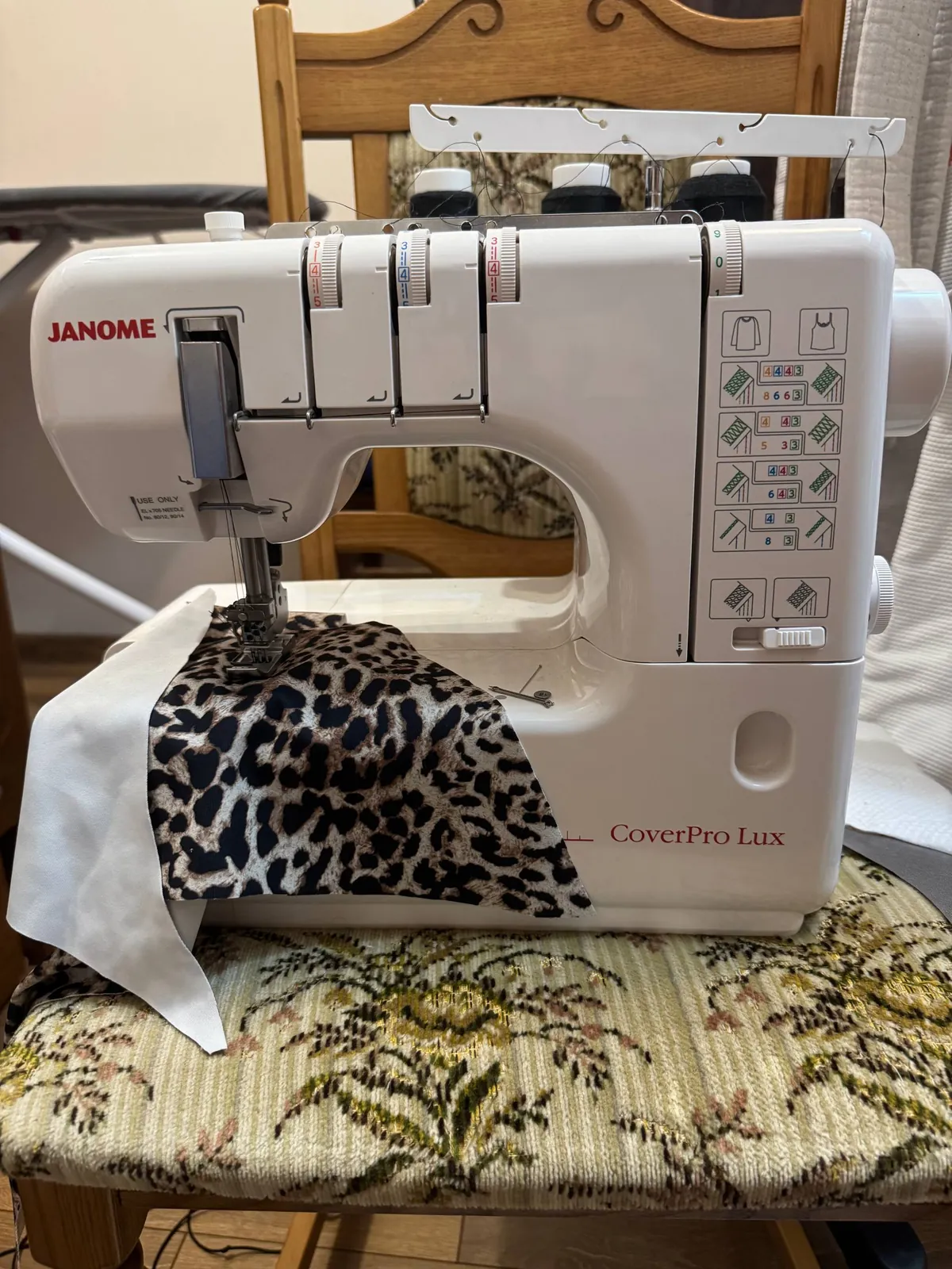 Швейная машинка Janome Cover Pro Lux 1
