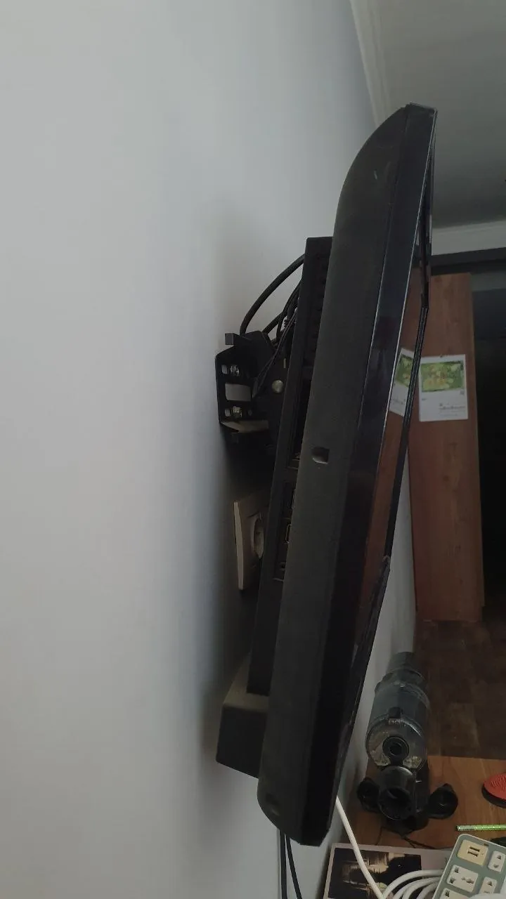 Телевизор Grundig 32 с кронштейном 3