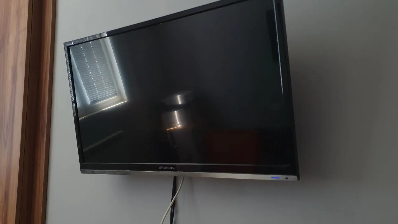 Телевизор Grundig 32 с кронштейном 2