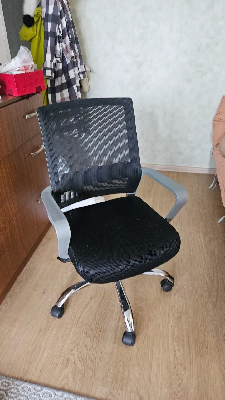 Стул без одного колёсика 1