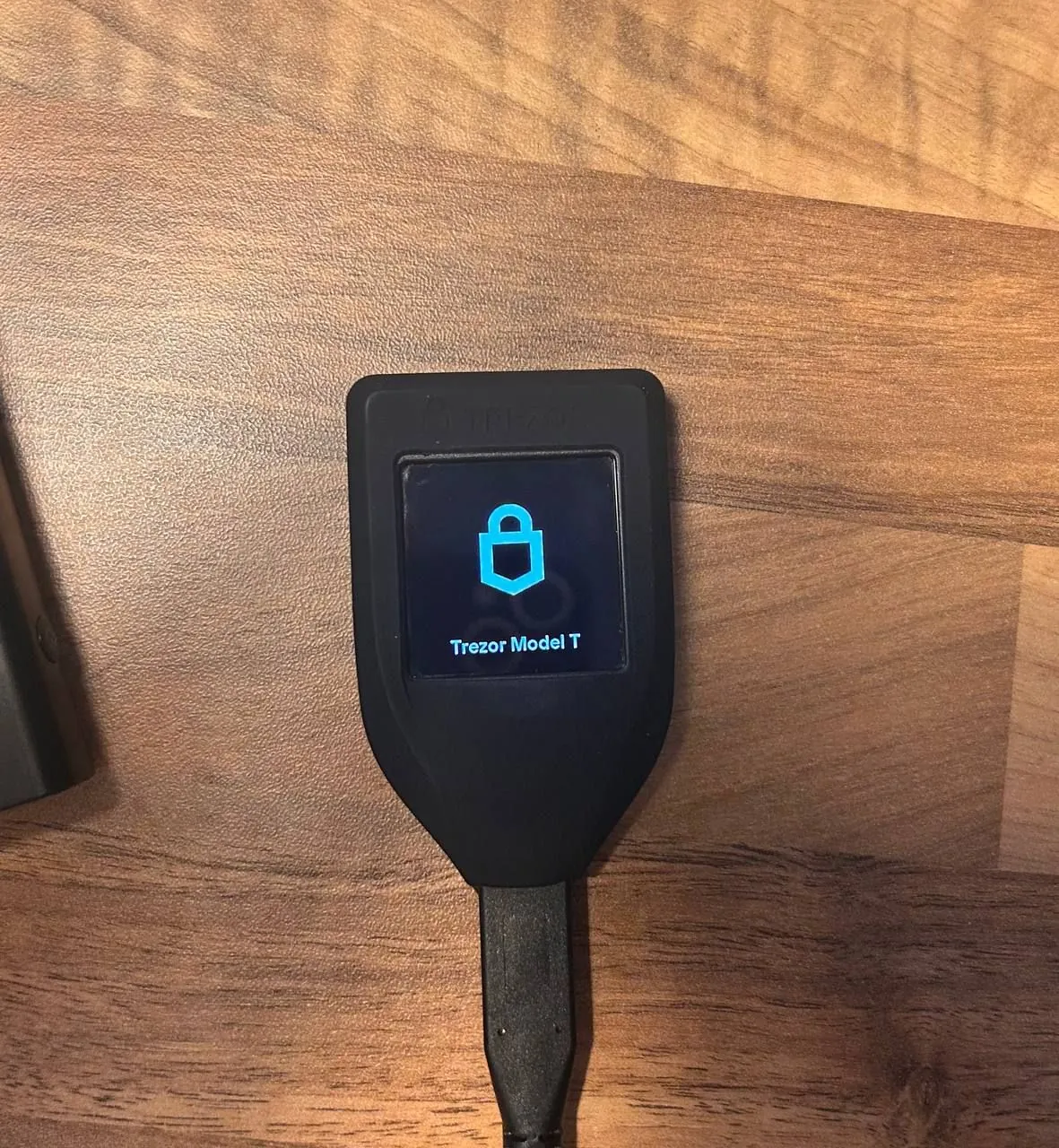 Криптокошелёк Trezor T с сенсорным экраном 1