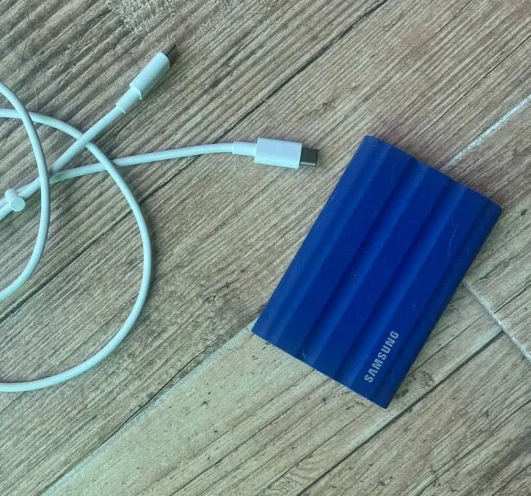 SSD Samsung T7 и USB-хаб Baseus 1