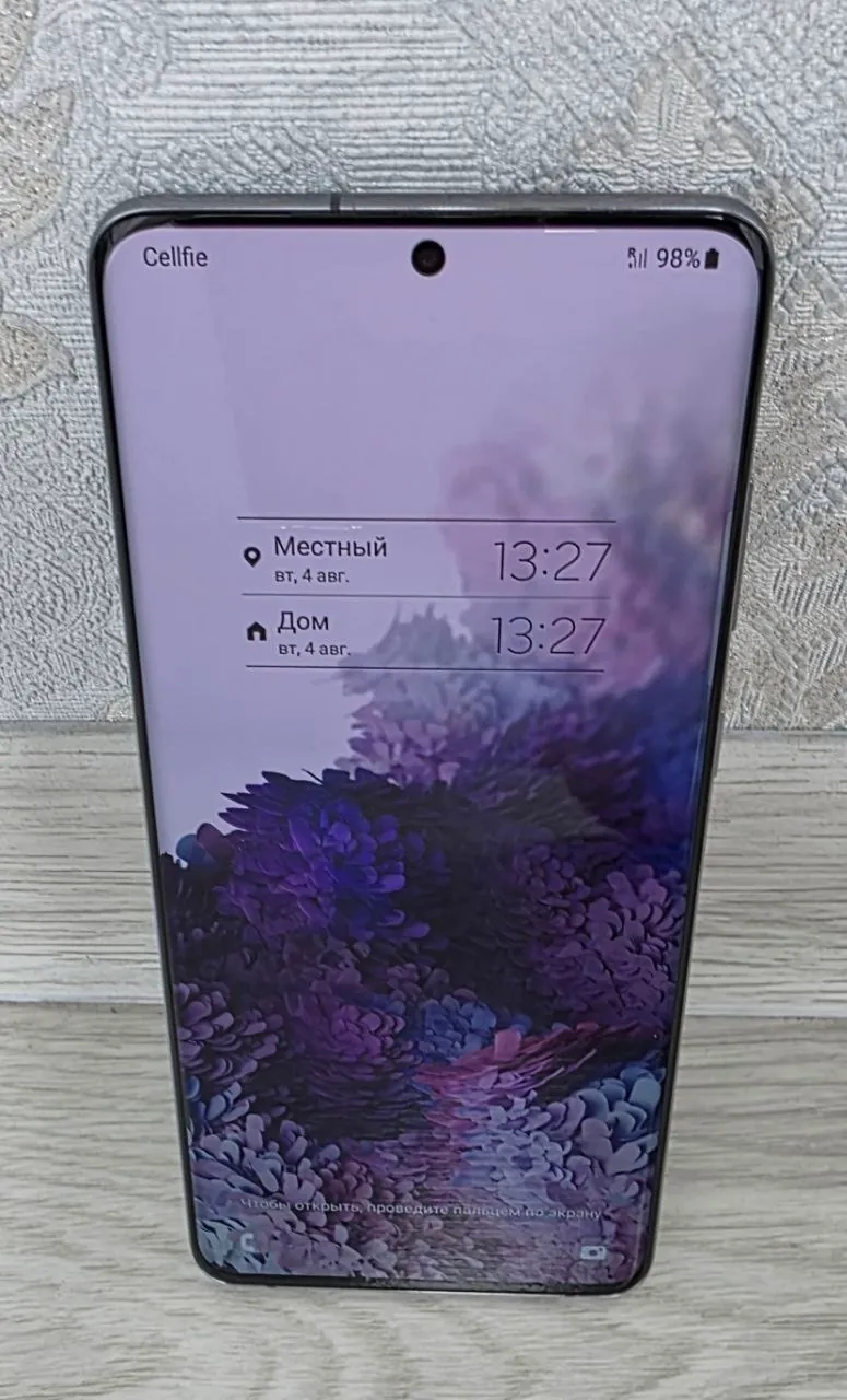 Samsung Galaxy S20+ с чехлом 1
