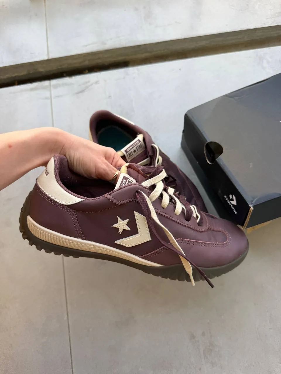 Разные вещи включая кеды Converse 1