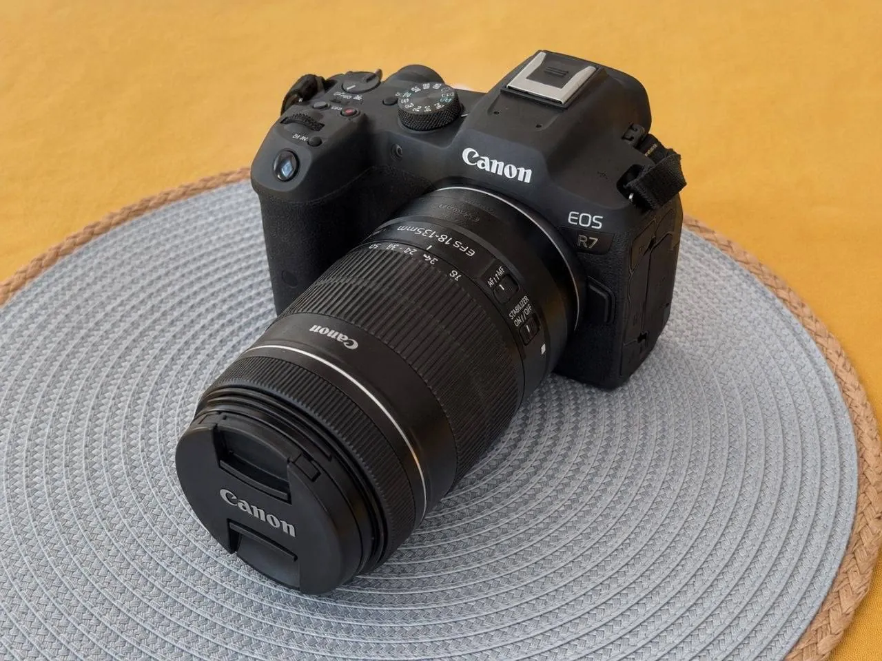 Фотоаппарат Canon EOS R7 с объективом 3