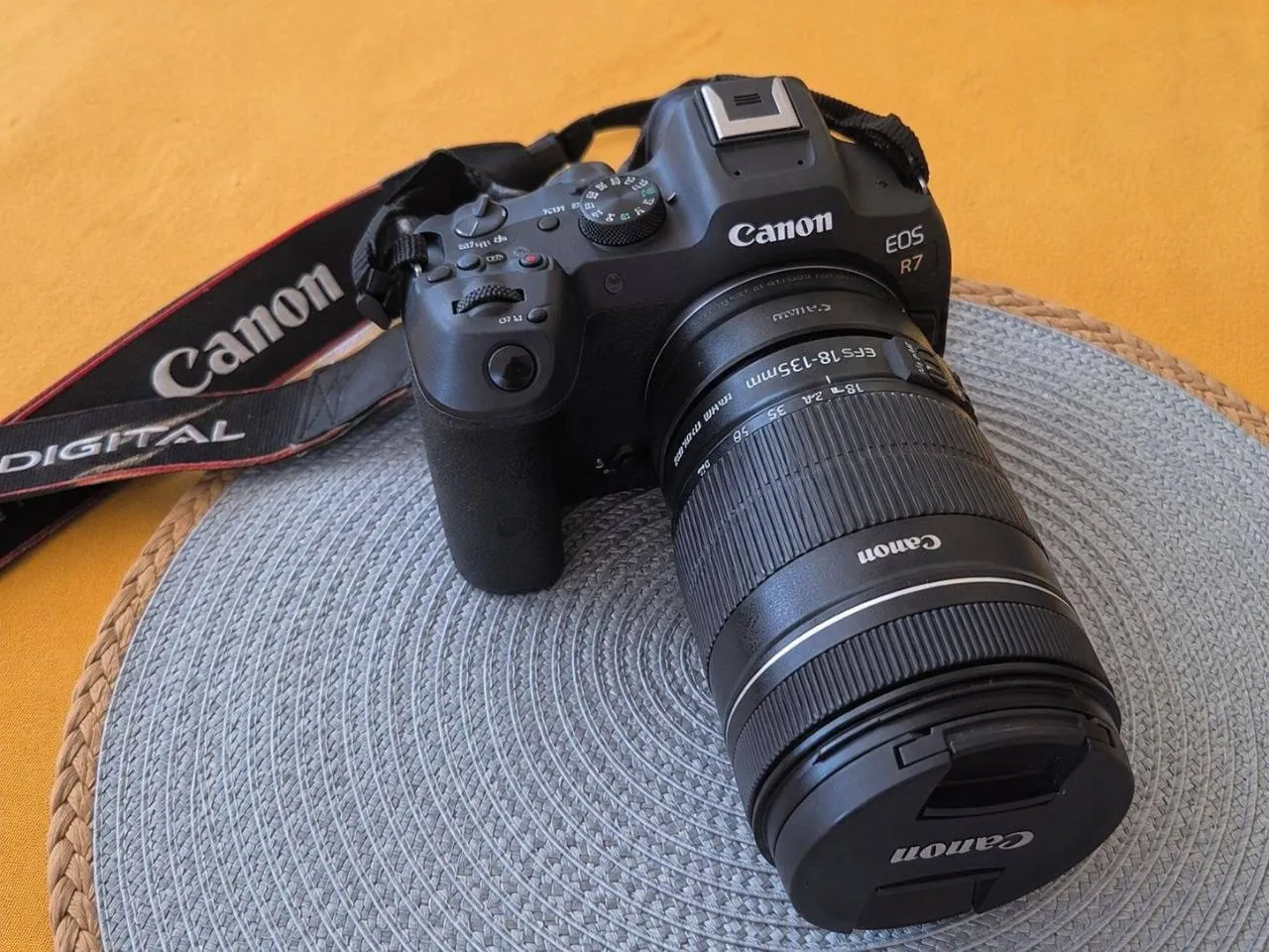 Фотоаппарат Canon EOS R7 с объективом 1
