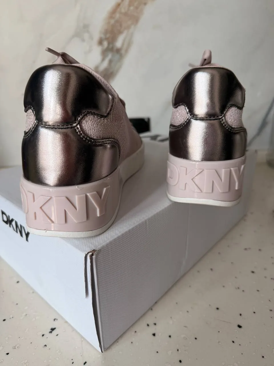 Женские кроссовки DKNY 4