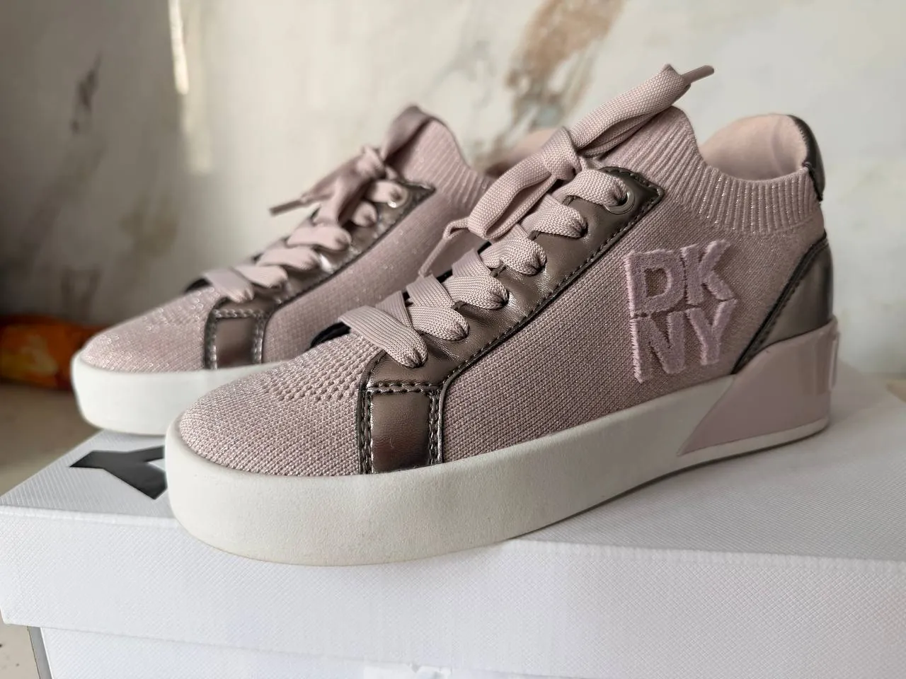 Женские кроссовки DKNY 1