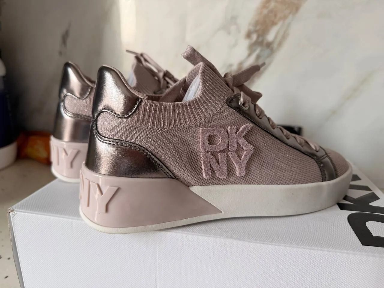 Женские кроссовки DKNY 3