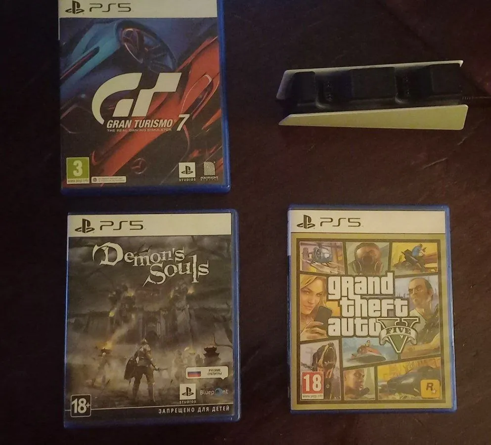Диски PS5 и зарядка для Dualsense 1