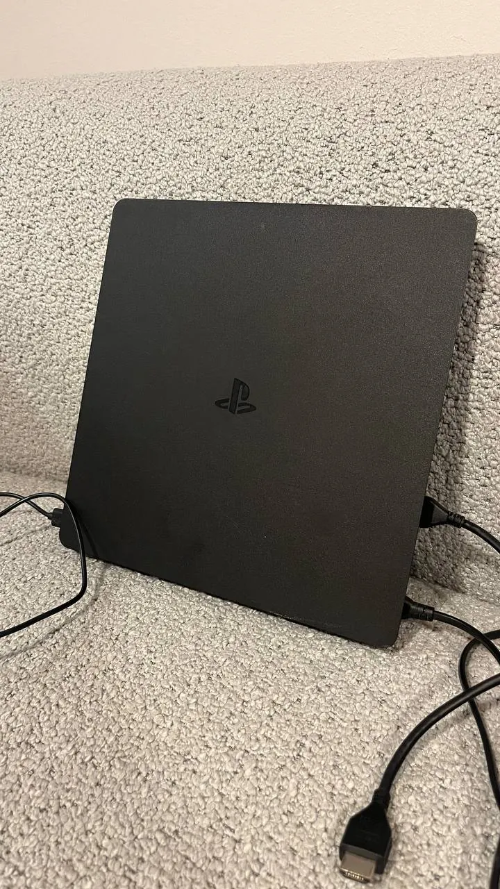 PS4 500GB с контроллером и играми 1